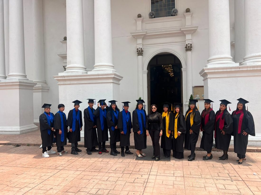 Graduadas de Juanelos frente al templo